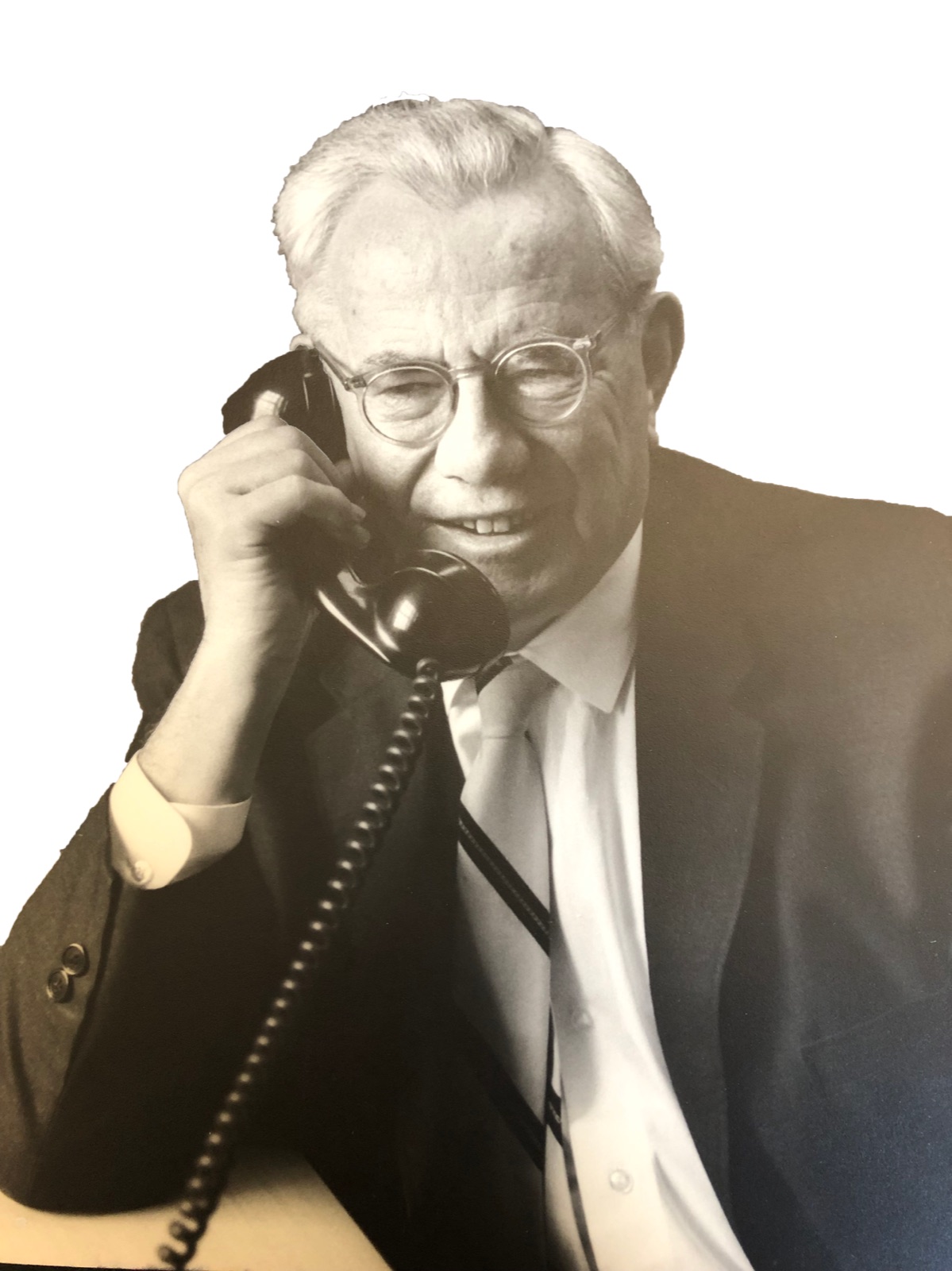 Paul Tillich am Telefon, im Hintergrund eine Bücherwand